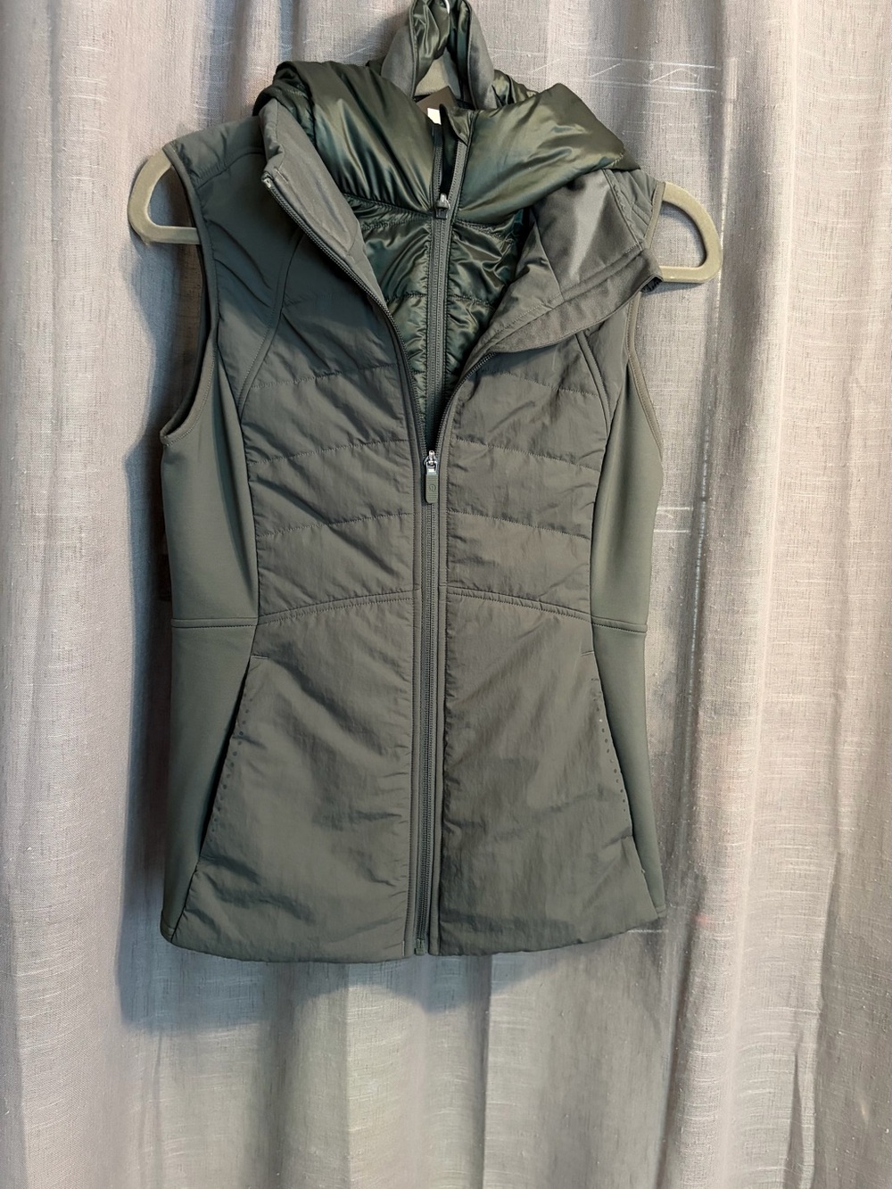Lululemon Another Mile Vest, NWT, Size 4, Palm Deco Color, w/ Removable Dickie